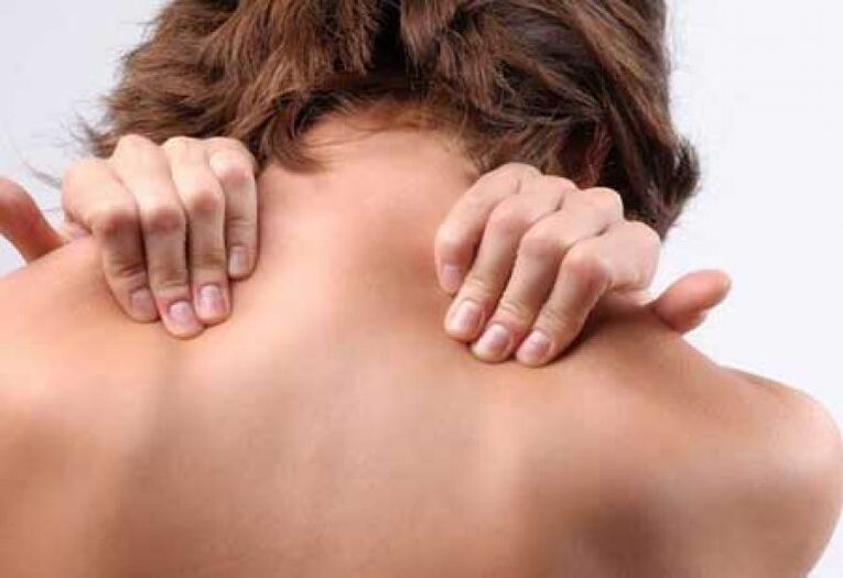 The symptom of thoracic osteochondrosis is pain between the shoulder blades. 