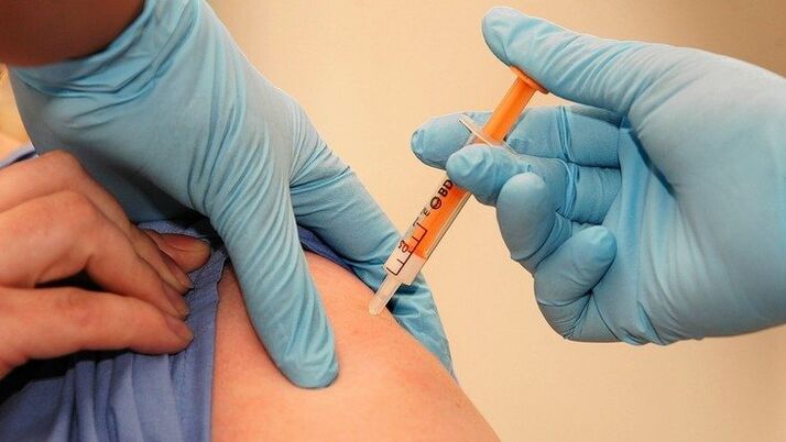 injecting medication into the shoulder joint to treat severe pain
