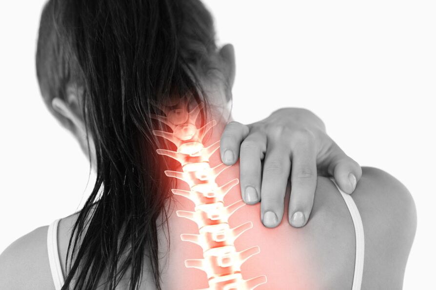 Pain caused by osteochondrosis of the thoracic spine in women can radiate to the neck