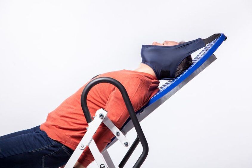 Traction treatment of cervical osteochondrosis