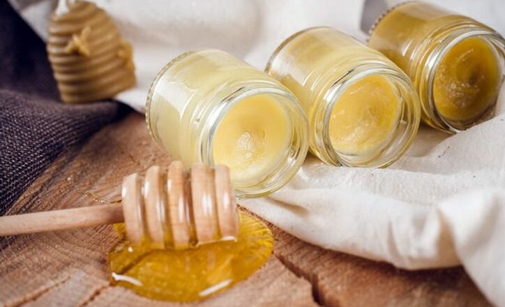 You can prepare ointments for treating osteochondrosis of the chest at home